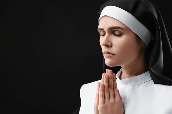 Elleri Sımsıkı Bağlı Rahibe Siyah Arka Planda Tanrı Dua Ediyor — Stok fotoğraf