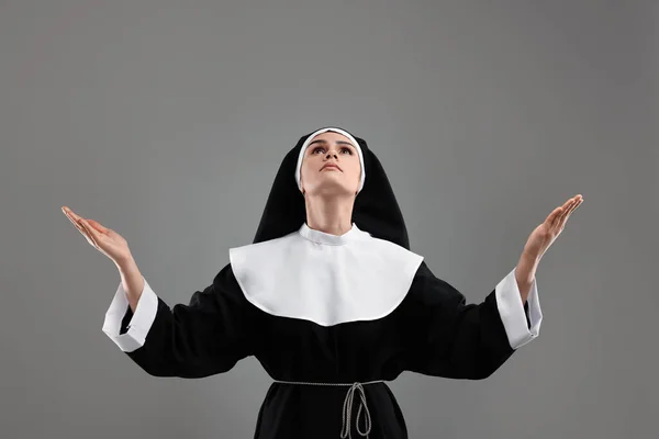 Rahibe Gri Arka Planda Tanrı Dua Ediyor — Stok fotoğraf