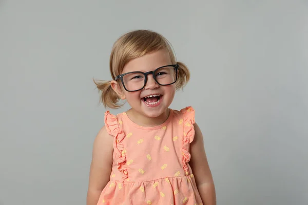 Aranyos Kislány Szemüvegben Világosszürke Háttér — Stock Fotó
