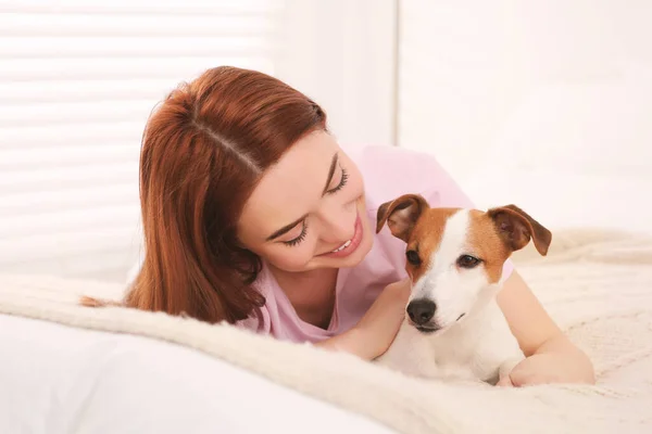 Vrouw Met Haar Schattige Jack Russell Terrier Hond Bed Thuis — Stockfoto