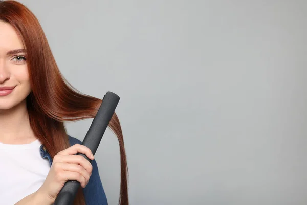 Schöne Frau Mit Haarbügeleisen Auf Hellgrauem Hintergrund Nahaufnahme Raum Für — Stockfoto