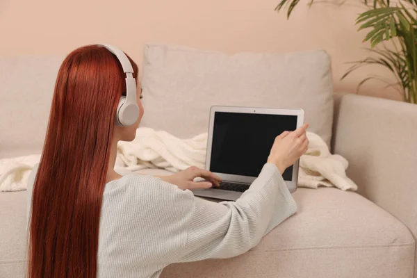Γυναίκα Κόκκινα Βαμμένα Μαλλιά Ακουστικά Χρήση Φορητού Υπολογιστή Εσωτερικούς Χώρους — Φωτογραφία Αρχείου