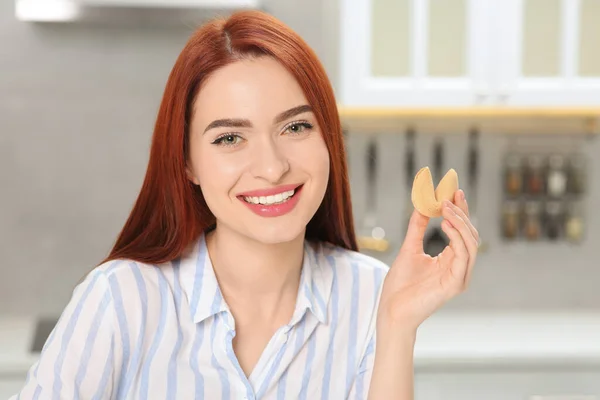 幸せな女性とともに赤染め髪保持フォーチュンクッキーでキッチン — ストック写真