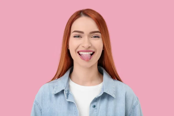 Szczęśliwa Kobieta Pokazuje Swój Język Różowym Tle — Zdjęcie stockowe