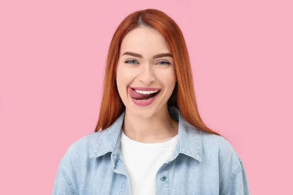 Dilini Pembe Arka Planda Gösteren Mutlu Kadın — Stok fotoğraf