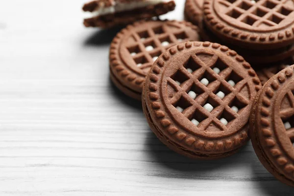 Gustosi Biscotti Cioccolato Con Panna Sul Tavolo Legno Bianco Primo — Foto Stock