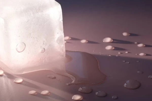 Kristallklarer Eiswürfel Auf Rosa Hintergrund Nahaufnahme Raum Für Text — Stockfoto