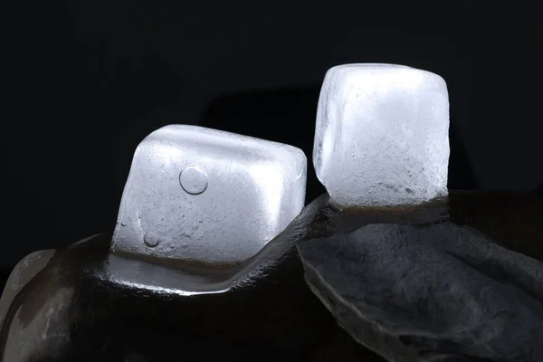 Κρύσταλλο Σαφές Παγάκια Πέτρα Σκούρο Φόντο Closeup — Φωτογραφία Αρχείου