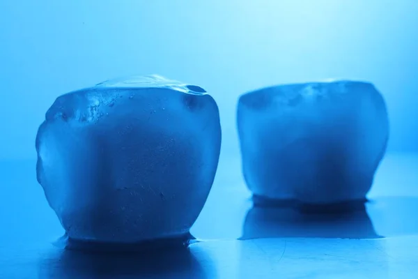 晶莹透明的冰块 背景浅蓝色 色彩效果 — 图库照片