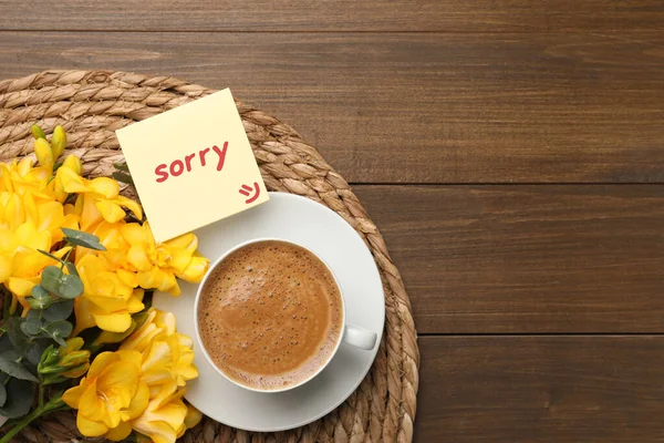 Przeprosiny Uwaga Słowem Przepraszam Piękne Żółte Freesias Filiżanka Kawy Drewnianym — Zdjęcie stockowe
