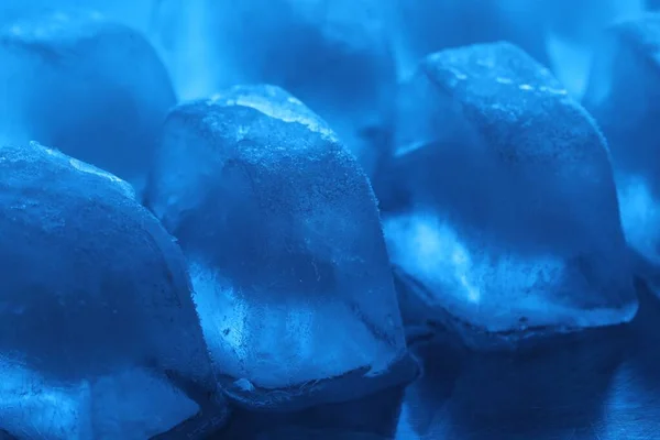 Cubi Ghiaccio Cristallino Sfondo Azzurro Primo Piano Effetto Tono Colore — Foto Stock