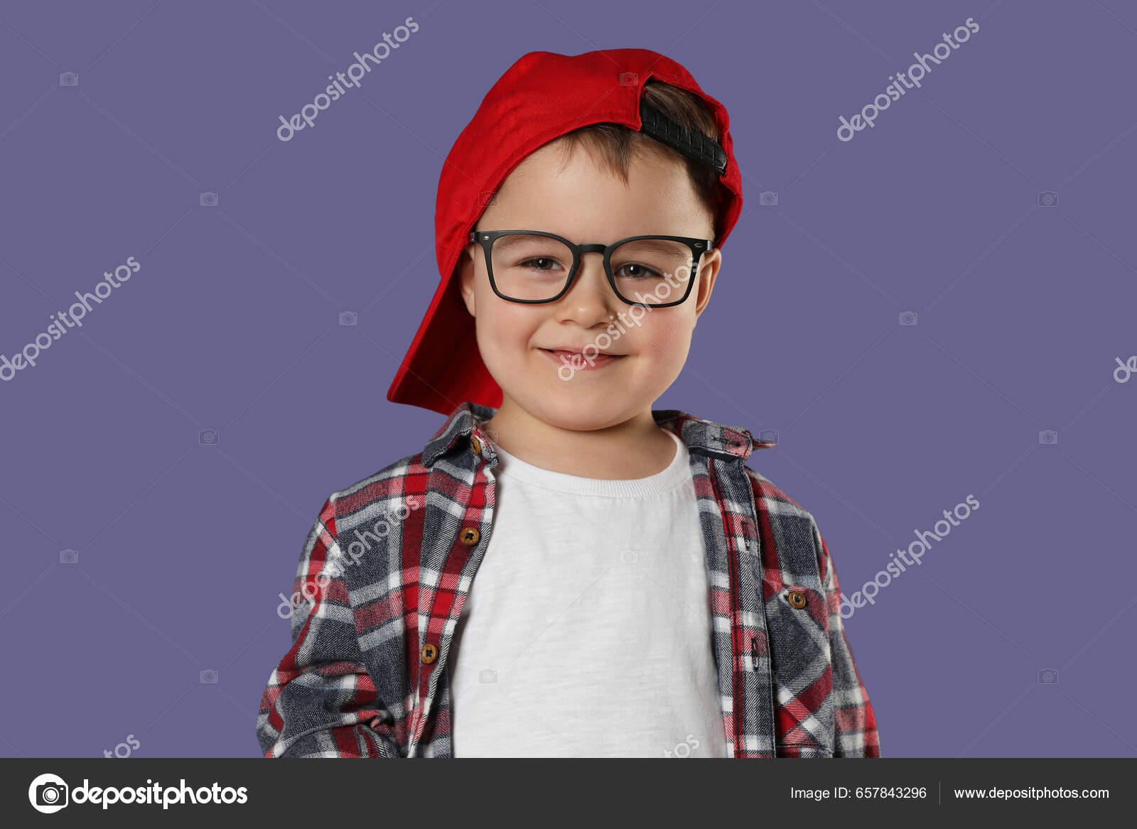 Sød Lille Dreng Briller Lilla Baggrund — Stock-foto © NewAfrica #657843296
