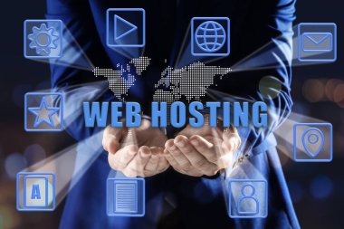 Web sunuculuğu. Dijital dünya haritası tutan simgelerle çevrili bir adam, yakın plan