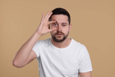 Bej arka planda uykulu bir adam. Uykusuzluk sorunu