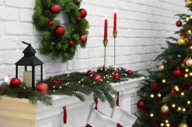 İçeride şöminenin üzerinde asılı güzel bir Noel çelengi
