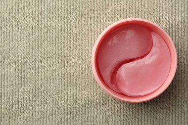 Işık bezi, üst görüş alanı ve metin için göz altı yamaları kavanozu. Kozmetik ürünü