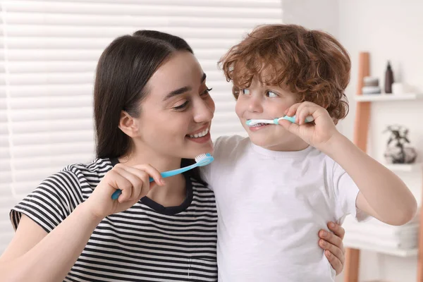 Mutter Und Ihr Sohn Beim Zähneputzen Badezimmer — Stockfoto