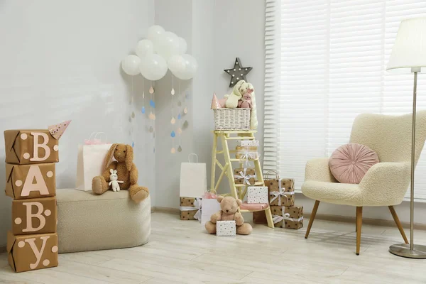 婴儿淋浴派对 时尚房间中的节日装饰 礼品盒和玩具 — 图库照片