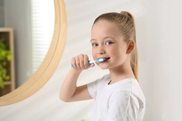 Nettes Kleines Mädchen Beim Zähneputzen Mit Plastikzahnbürste Badezimmer Platz Für — Stockfoto