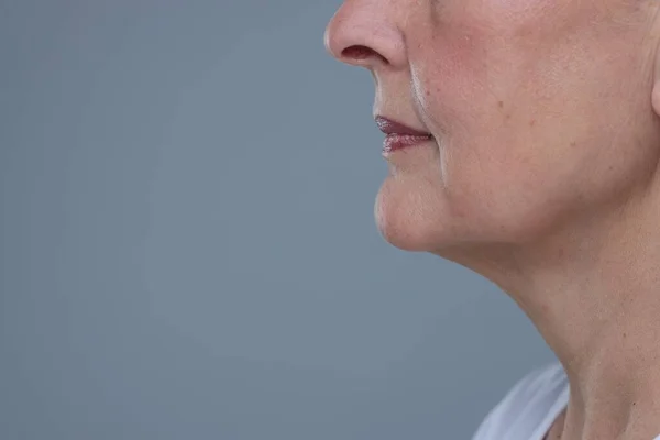 灰色の背景に老化肌を持つシニア女性 テキストのための閉鎖とスペース 更生保護 — ストック写真