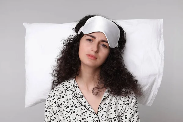 Mujer Joven Cansada Con Máscara Para Dormir Almohada Sobre Fondo —  Fotos de Stock
