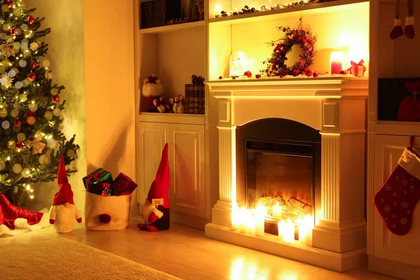 Άνετο Δωμάτιο Τζάκι Και Αναμμένα Κεριά Βράδυ Χριστουγεννιάτικη Ατμόσφαιρα — Φωτογραφία Αρχείου