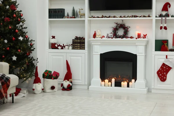 Уютная Комната Камином Горящими Свечами Рождественская Атмосфера — стоковое фото
