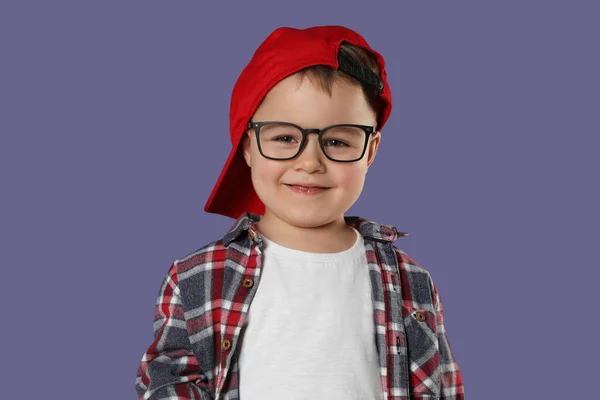 Cute Little Boy Okularach Fioletowym Tle — Zdjęcie stockowe