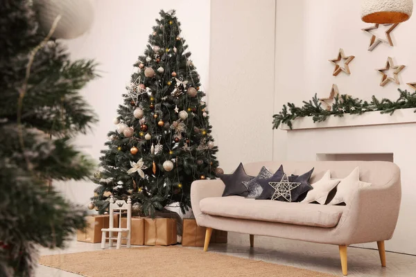 Salón Interior Con Árbol Navidad Decoración Festiva —  Fotos de Stock