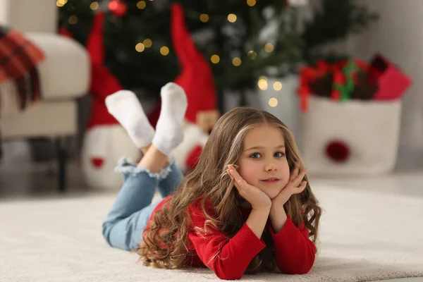 Mała Dziewczynka Leżąca Miękkim Dywanie Domu Świąteczna Atmosfera — Zdjęcie stockowe