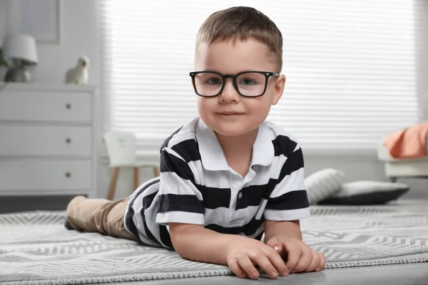 Söt Liten Pojke Glasögon Golvet Hemma — Stockfoto