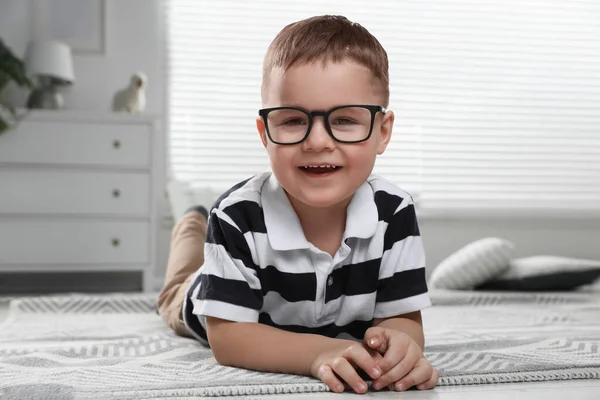 可爱的小男孩 戴着眼镜在家里的地板上 — 图库照片