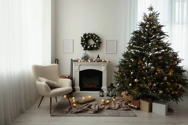 クリスマスのために装飾された暖炉のある居心地の良い部屋 — ストック写真
