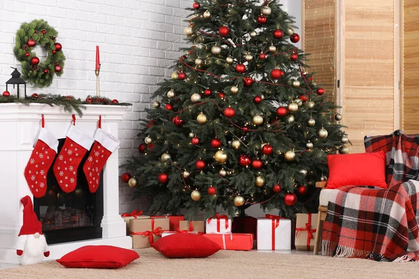 Acogedora Habitación Con Árbol Chimenea Decorada Para Navidad Diseño Interiores — Foto de Stock