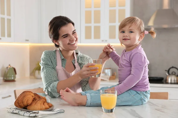 Madre Sua Figlioletta Fanno Colazione Insieme Cucina — Foto Stock