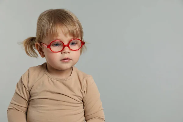 Carino Bambina Occhiali Sfondo Grigio Chiaro Spazio Testo — Foto Stock