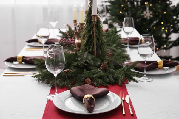 Schöne Tischdekoration Mit Weihnachtlichem Dekor Drinnen — Stockfoto