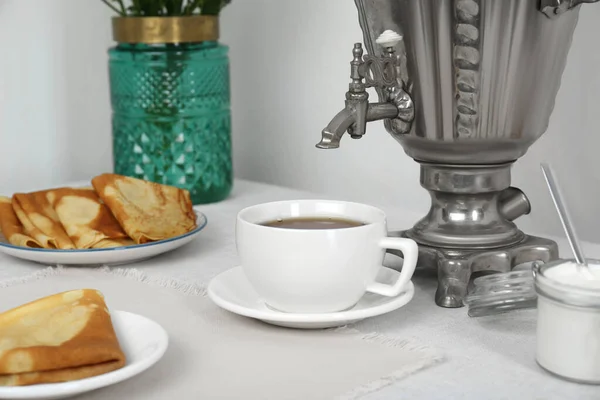 Vintage Samovar Cup Hot Drink Snacks Served Table Traditional Russian — ストック写真