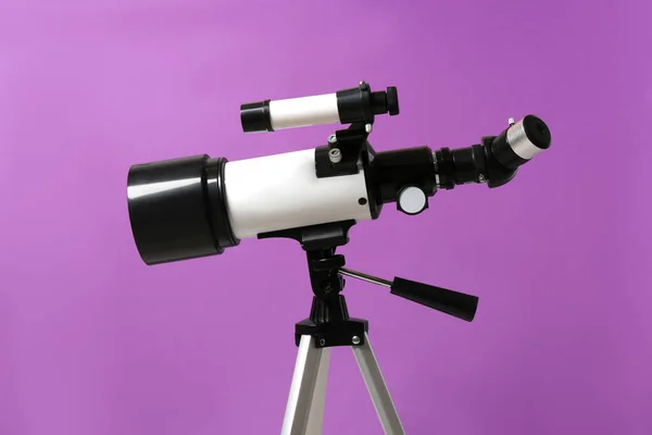 Tripod Modern Teleszkóppal Lila Háttéren Közelkép — Stock Fotó