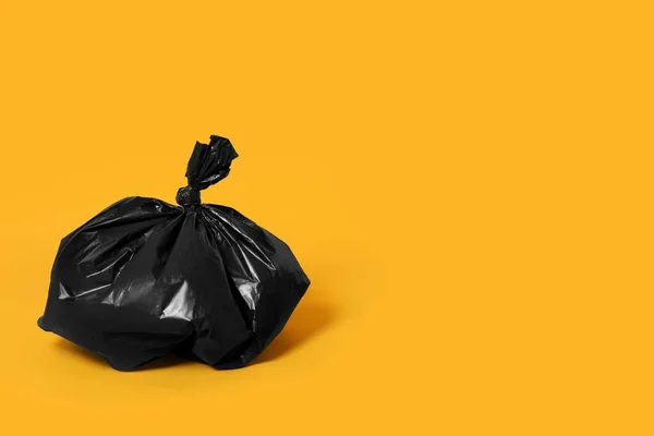 Saco Lixo Cheio Lixo Fundo Laranja Espaço Para Texto — Fotografia de Stock