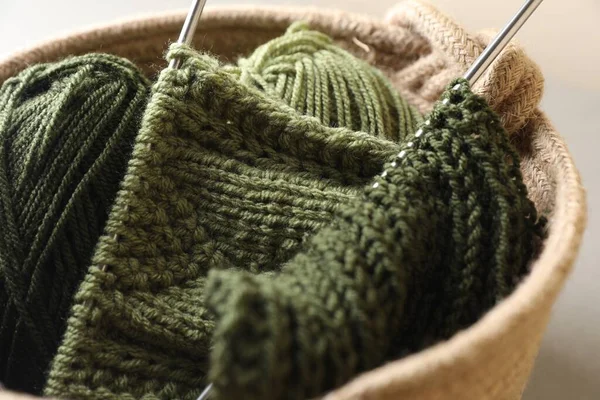 緑の編み物 針と光の背景に柔らかい糸 クローズアップ — ストック写真