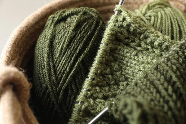 Green Knitting Needles Soft Yarns Light Background Closeup — Stock Photo, Image