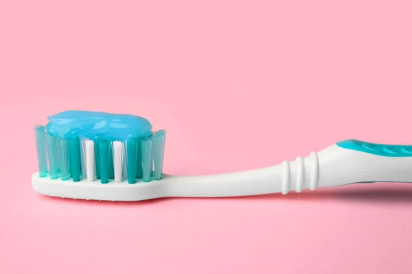 Brush Toothpaste Pink Background Closeup — Stock Photo, Image