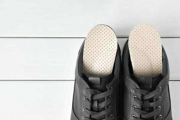 Semelles Orthopédiques Chaussures Sur Sol Bois Blanc Pose Plate Espace — Photo