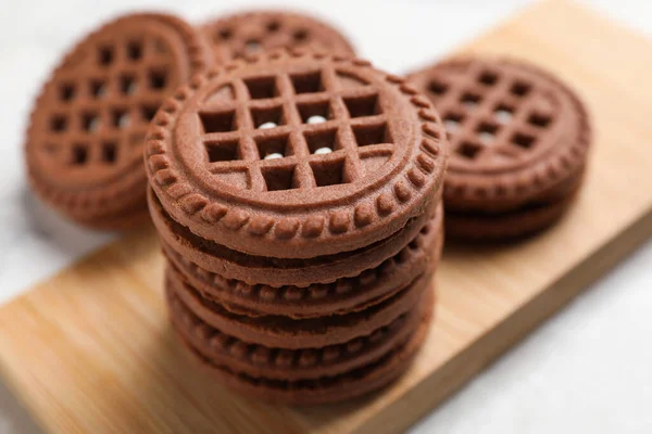 Biscoitos Sanduíche Chocolate Saborosos Com Creme Mesa Leve Close — Fotografia de Stock