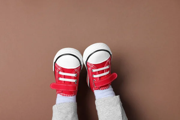 Kleines Kind Schicken Roten Gummischuhen Auf Braunem Hintergrund Draufsicht — Stockfoto