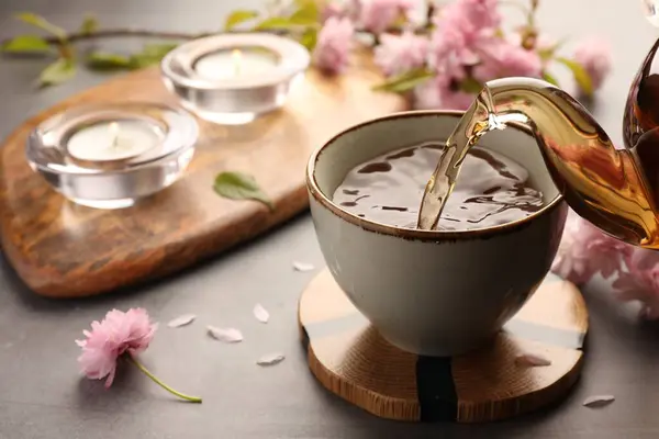 Традиційна Церемонія Заливаючи Зварений Чай Чайника Чашку Сірому Столі Крупним — стокове фото