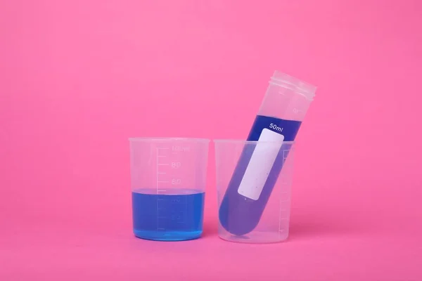 Ποτήρια Δοκιμαστικό Σωλήνα Και Υγρό Φωτεινό Ροζ Φόντο Σύνολο Πειραμάτων — Φωτογραφία Αρχείου