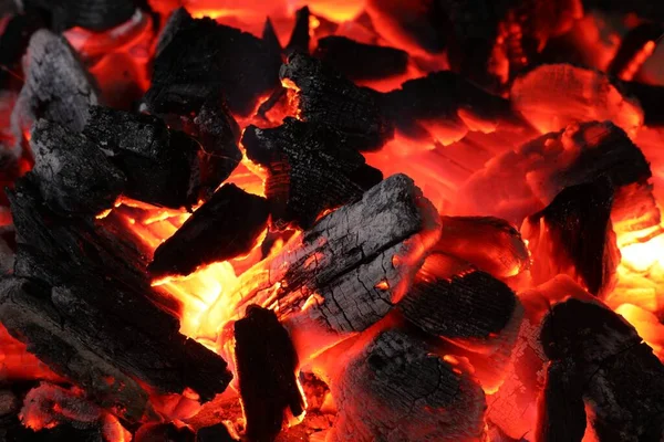 석탄을 녹이는 뜨거운 덩어리들을 배경으로 폐쇄하는 — 스톡 사진