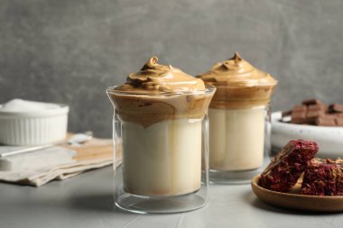 Açık gri masada lezzetli dalgona kahveleri.